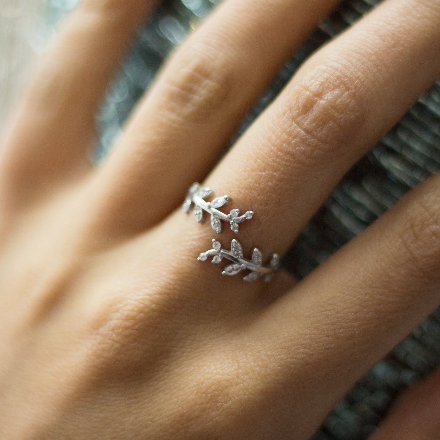 Anillo Abierto con Hojas de Circonias