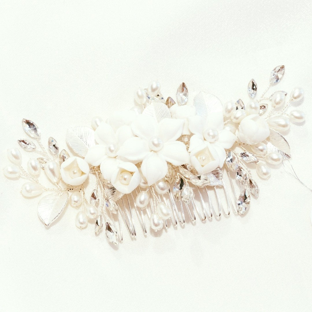 Peineta Lola | Porcelana, Cristales y Perlas | Patricia Zúñiga Joyería | AnnaMar Atelier