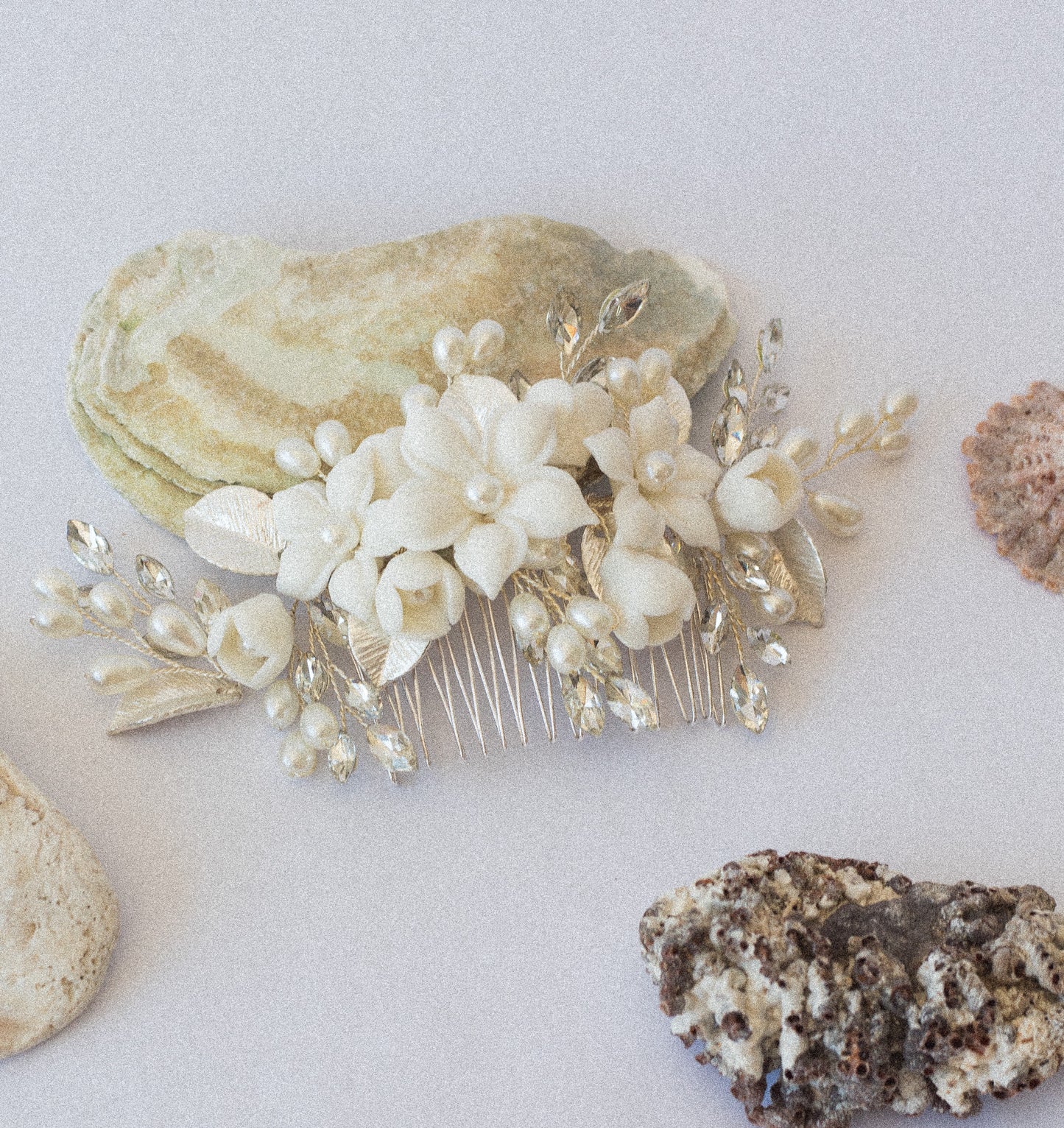 Peineta Lola | Porcelana, Cristales y Perlas | Patricia Zúñiga Joyería | AnnaMar Atelier