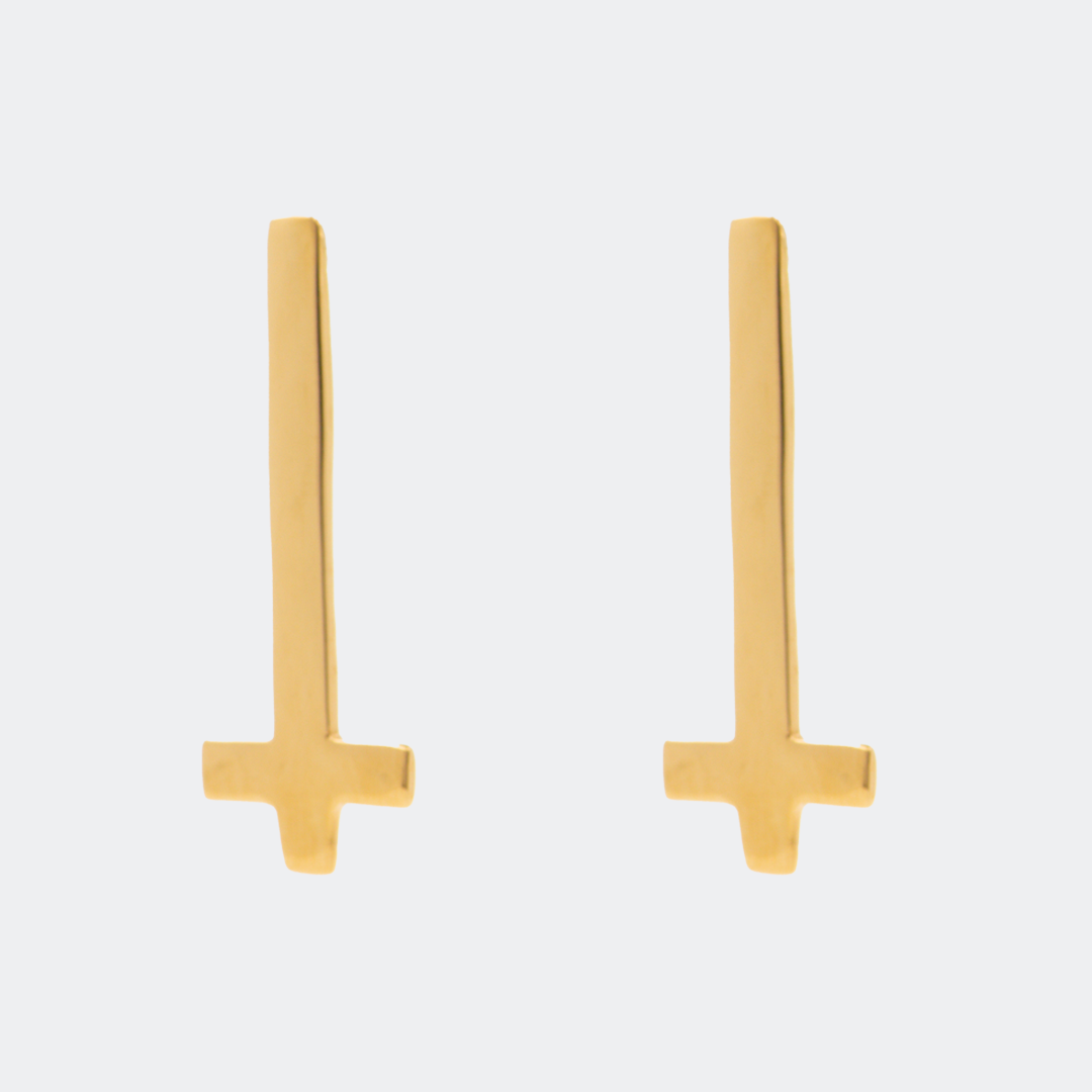 Aretes Cruz Vertical en Oro Chapeado 18k | Red Prey Jewelry | AnnaMar Atelier